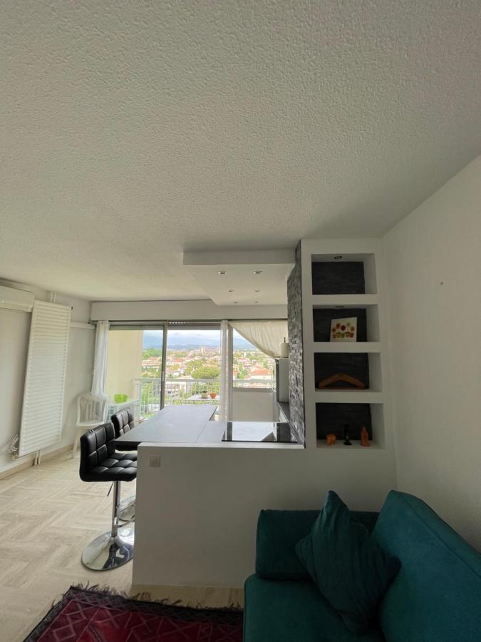 Beau Studio Dans Residence Avec Piscine Et Vue Sur La Ville - 5Min Des Plages Mandelieu Εξωτερικό φωτογραφία
